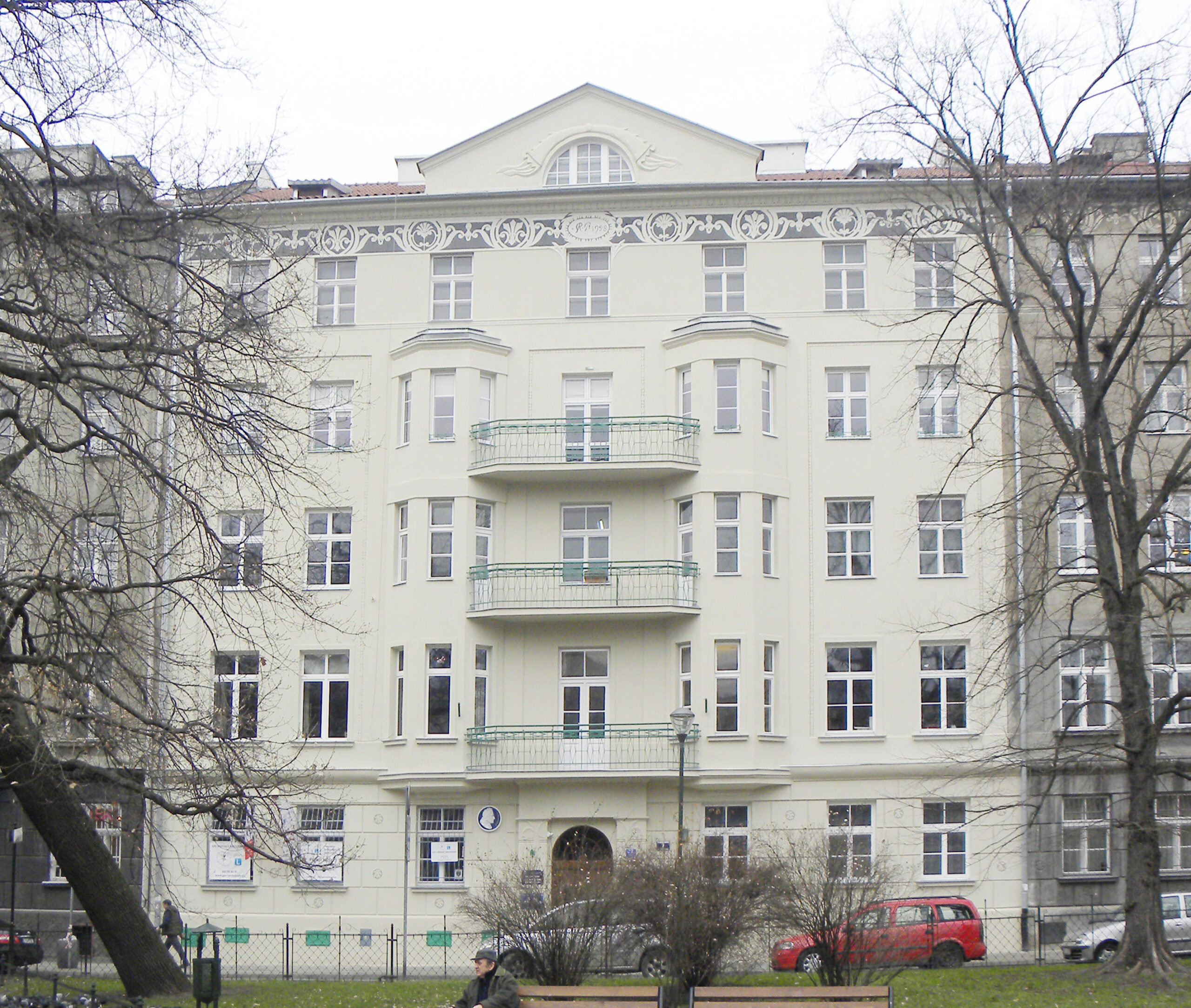 Wyremontowany budynek Plac Sikorskiego w Krakowie.
