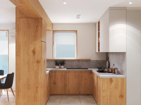 Drewniano-biała kuchnia z szafkami z profilami i kamiennym blatem – nowoczesne wnętrze