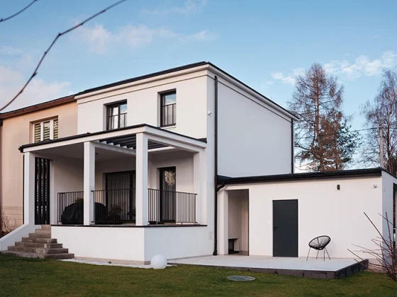 Minimalistyczna elewacja ogrodowa – przebudowa kostki PRL z tarasem | Architekt Kraków