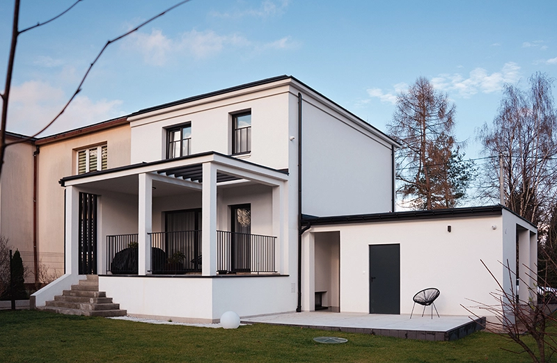 Minimalistyczna elewacja ogrodowa – przebudowa kostki PRL z tarasem | Architekt Kraków