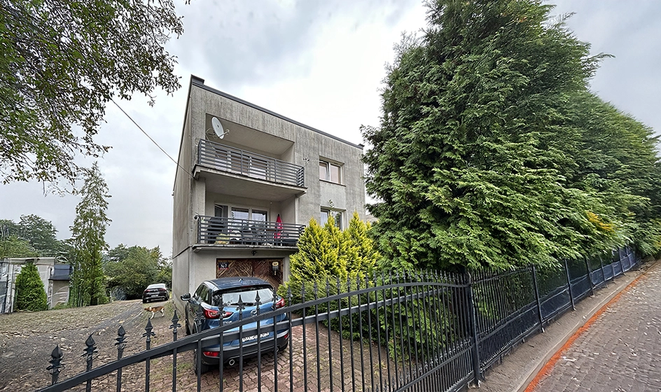 Budynek mieszkalny typu kostka z lat 70. przed przebudową – widok od strony ulicy.