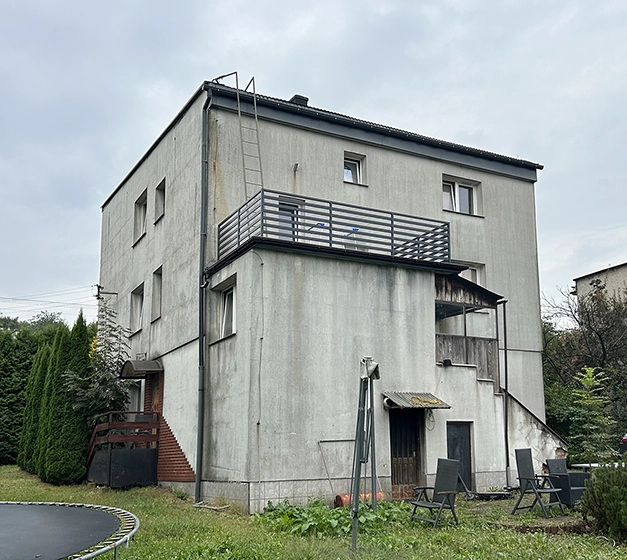 Widok od strony ogrodu na istniejący dom z lat 70., przeznaczony do przebudowy