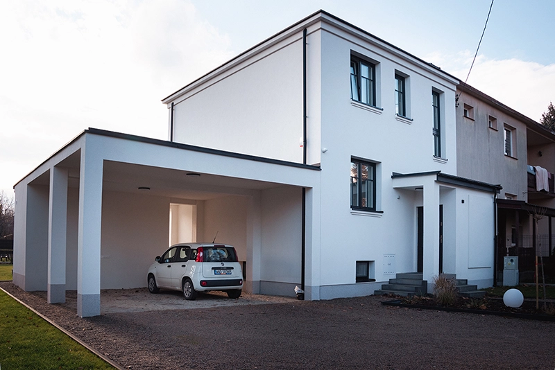 Nowoczesna przebudowa kostki z lat 70. – minimalistyczna elewacja frontowa.