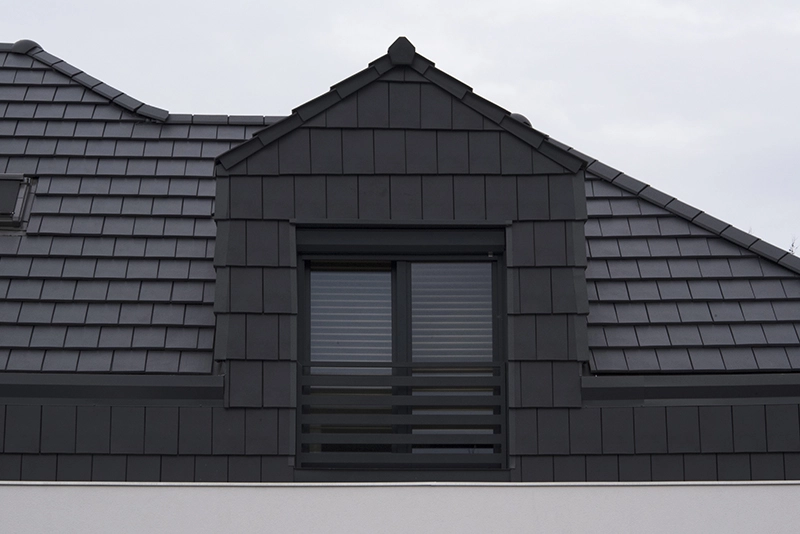 Prosta lukarna z dachówką płaską – nowoczesna przebudowa domu