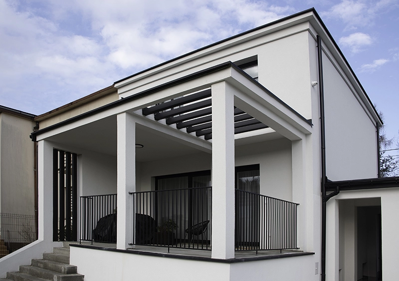 Przebudowa kostki PRL – duży taras z częściowym zadaszeniem.