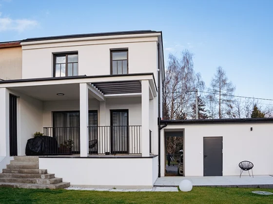 Dom po przebudowie – taras i wiata garażowa w nowoczesnym stylu.