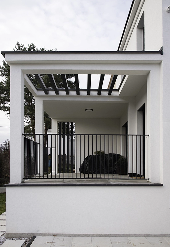 Taras z pełnym i ażurowym zadaszeniem – architektura współczesna