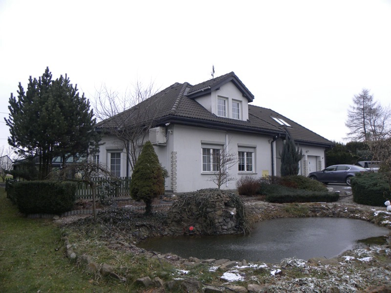 Dom z lat 90. przed przebudową – klasyczna elewacja