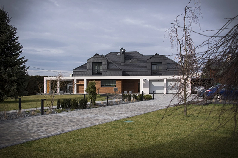 Widok domu z lat 90. po nowoczesnej przebudowie